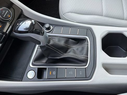 Certified 2024 Volkswagen Jetta SE w/ Panoramic Sunroof Package FWD image 18