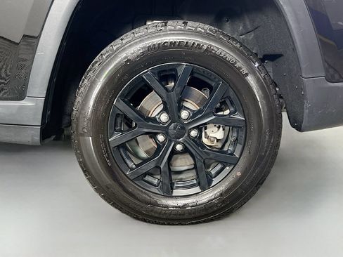 Used 2025 Jeep Grand Cherokee Altitude AWD/4WD image 28