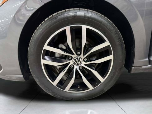 Used 2025 Volkswagen Jetta SE FWD image 29