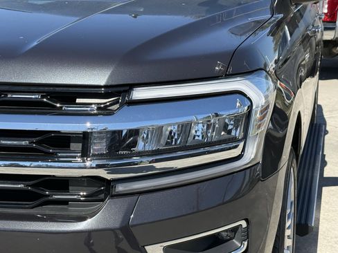 Used 2024 Ford Expedition Limited image 11
