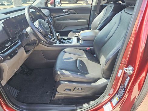 Used 2025 Kia Carnival LXS image 11