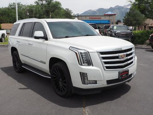 Used 2020 Cadillac Escalade Premium Luxury AWD/4WD image 3