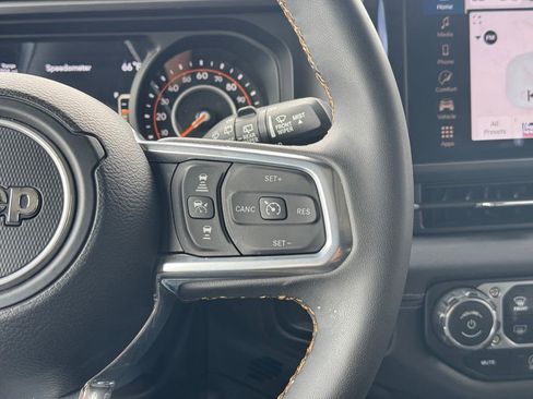 Used 2025 Jeep Wrangler Unlimited Sahara AWD/4WD image 31
