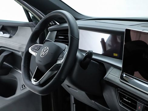 New 2026 Volkswagen Tiguan SE R-Line FWD image 74