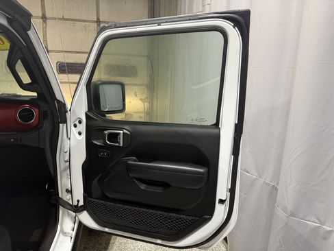 Used 2023 Jeep Gladiator Rubicon image 12
