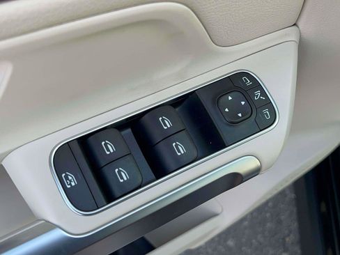 Used 2023 Mercedes-Benz GLB 250 4MATIC w/ Premium Package image 26