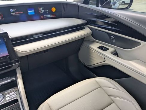 Used 2025 Lincoln Nautilus Premier AWD/4WD image 18