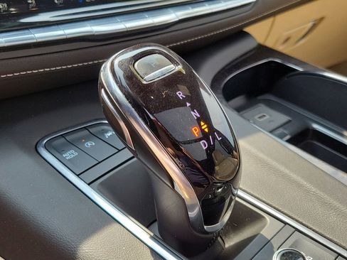 Used 2022 Cadillac Escalade ESV Premium Luxury AWD/4WD image 33