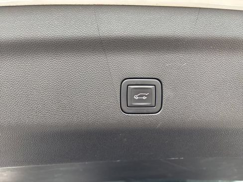 Used 2025 GMC Yukon XL Denali AWD/4WD image 43
