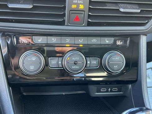 Certified 2023 Volkswagen Jetta SE w/ Panoramic Sunroof Package FWD image 32