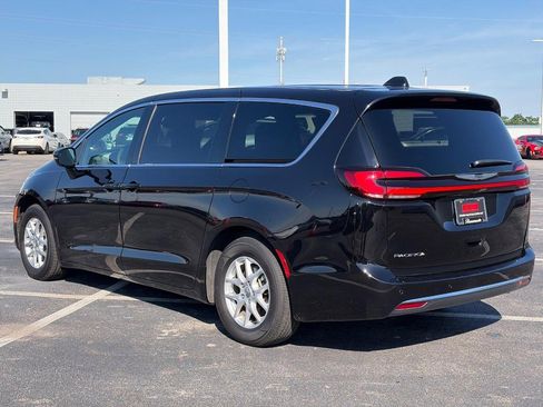 Used 2025 Chrysler Pacifica Select FWD image 8