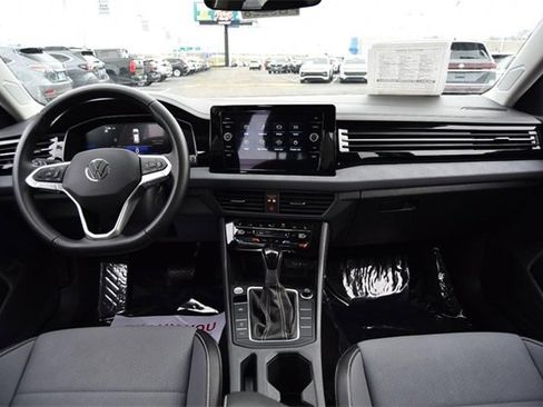 Certified 2025 Volkswagen Jetta SE w/ Sunroof Package image 7