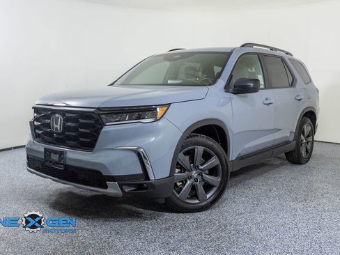 Used 2025 Honda Pilot Sport image 3