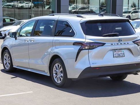 Used 2025 Toyota Sienna XLE w/ XLE Plus Package FWD image 4