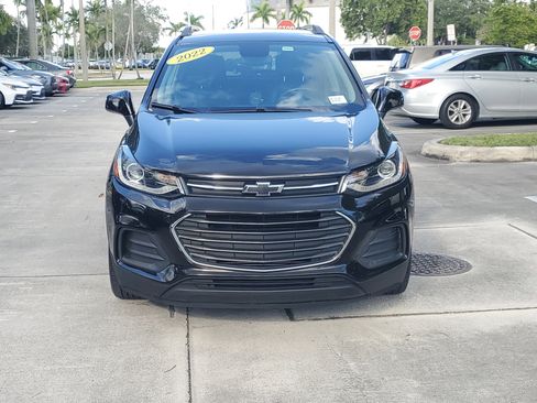 Used 2022 Chevrolet Trax LT w/ Midnight Edition image 9
