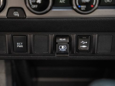 Used 2018 Toyota Tacoma SR5 AWD/4WD image 26