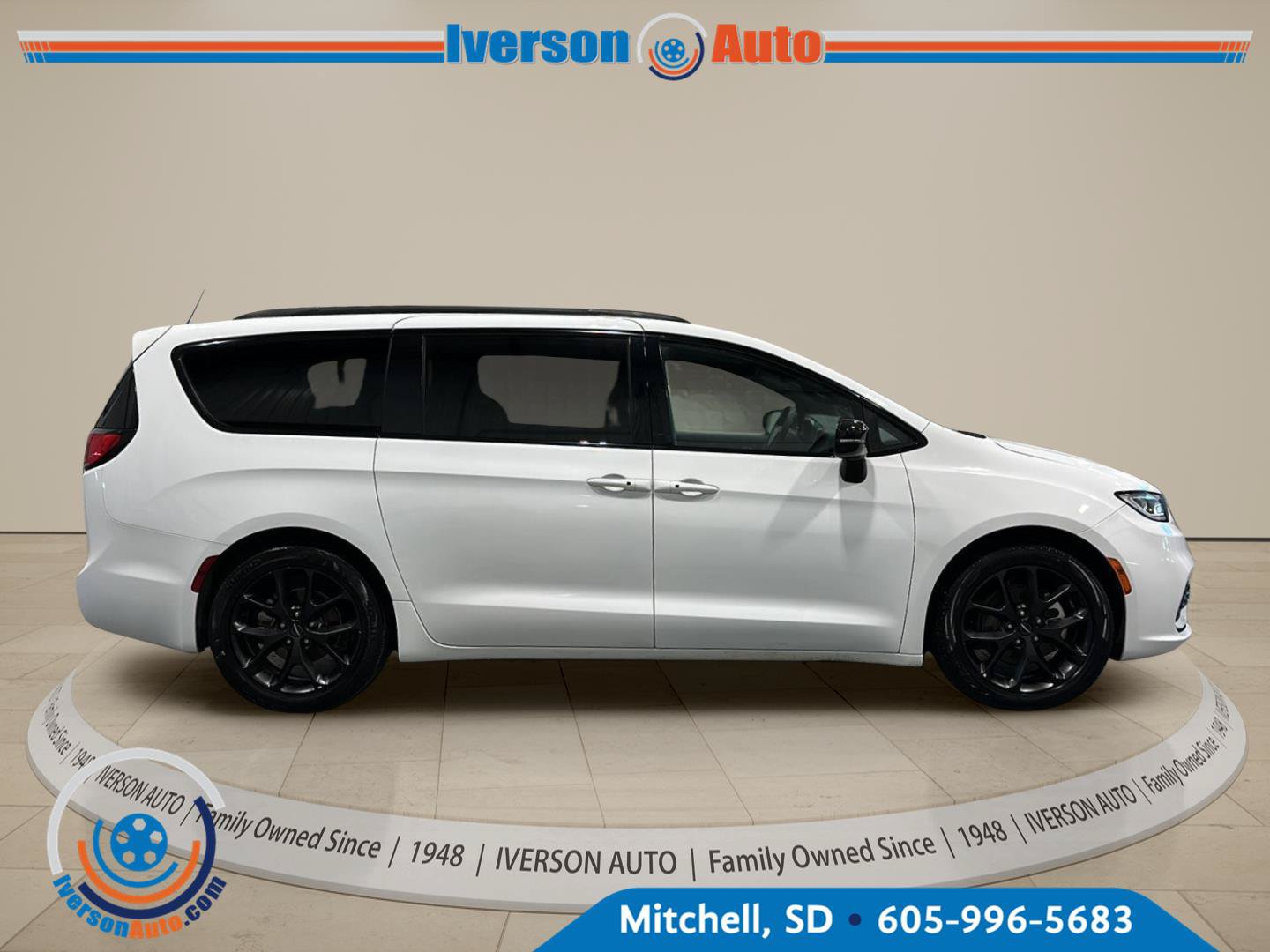 Used 2025 Chrysler Pacifica Limited FWD image 8