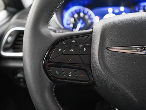Used 2025 Chrysler Pacifica Limited FWD image 27