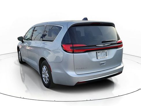 Used 2024 Chrysler Pacifica Touring-L FWD image 3