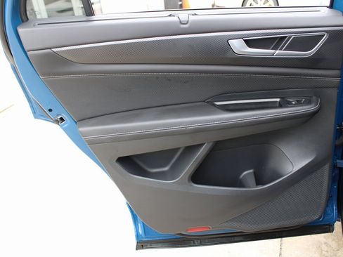 Certified 2025 Volkswagen Atlas Cross Sport SEL R-Line image 22