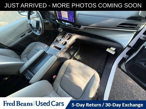 Used 2025 Toyota Sienna XLE FWD image 18
