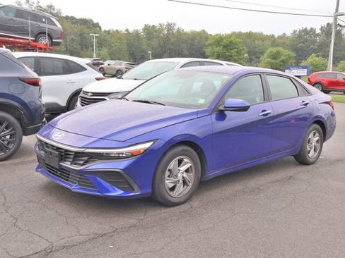 Used 2024 Hyundai Elantra SE FWD image 2