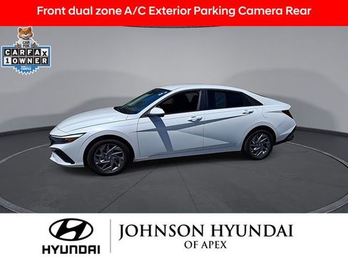 Used 2025 Hyundai Elantra Hybrid FWD image 4