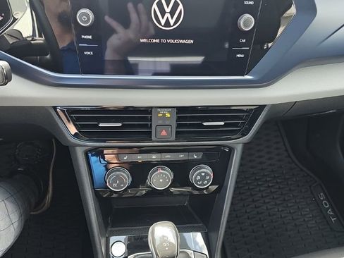 Used 2023 Volkswagen Taos SE w/ Panoramic Sunroof Package FWD image 10