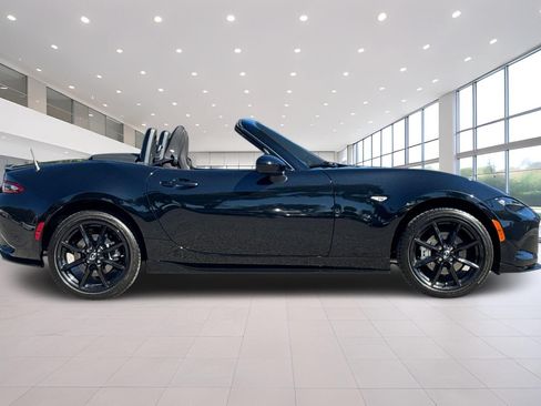 Used 2021 MAZDA MX-5 Miata Club w/ Appearance Package RWD image 3
