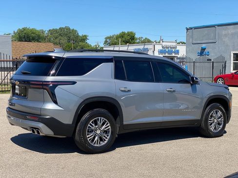 Used 2025 Chevrolet Traverse LT w/ Driver Confidence Package AWD/4WD image 5