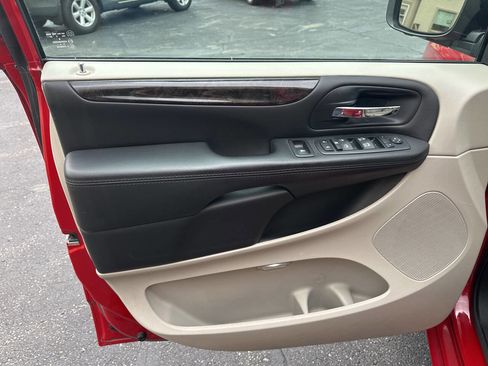 Used 2013 Dodge Grand Caravan SXT FWD image 17