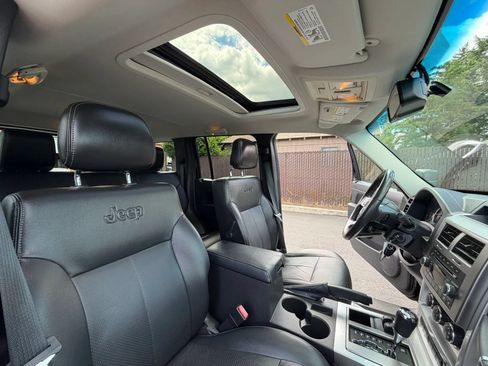 Used 2010 Jeep Liberty Limited w/ Tire & Wheel Group AWD/4WD image 24