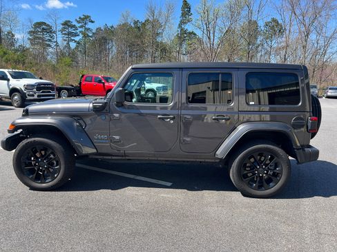 Used 2025 Jeep Wrangler Unlimited Sahara w/ Safety Group AWD/4WD image 9