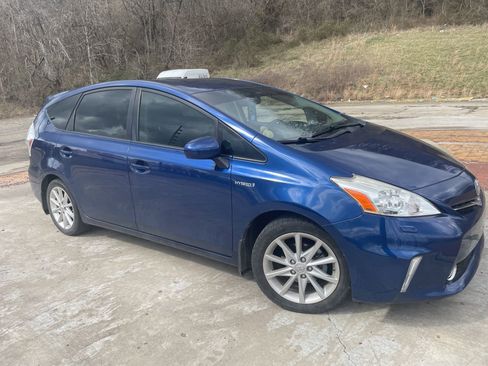 Used 2014 Toyota Prius V Five image 3