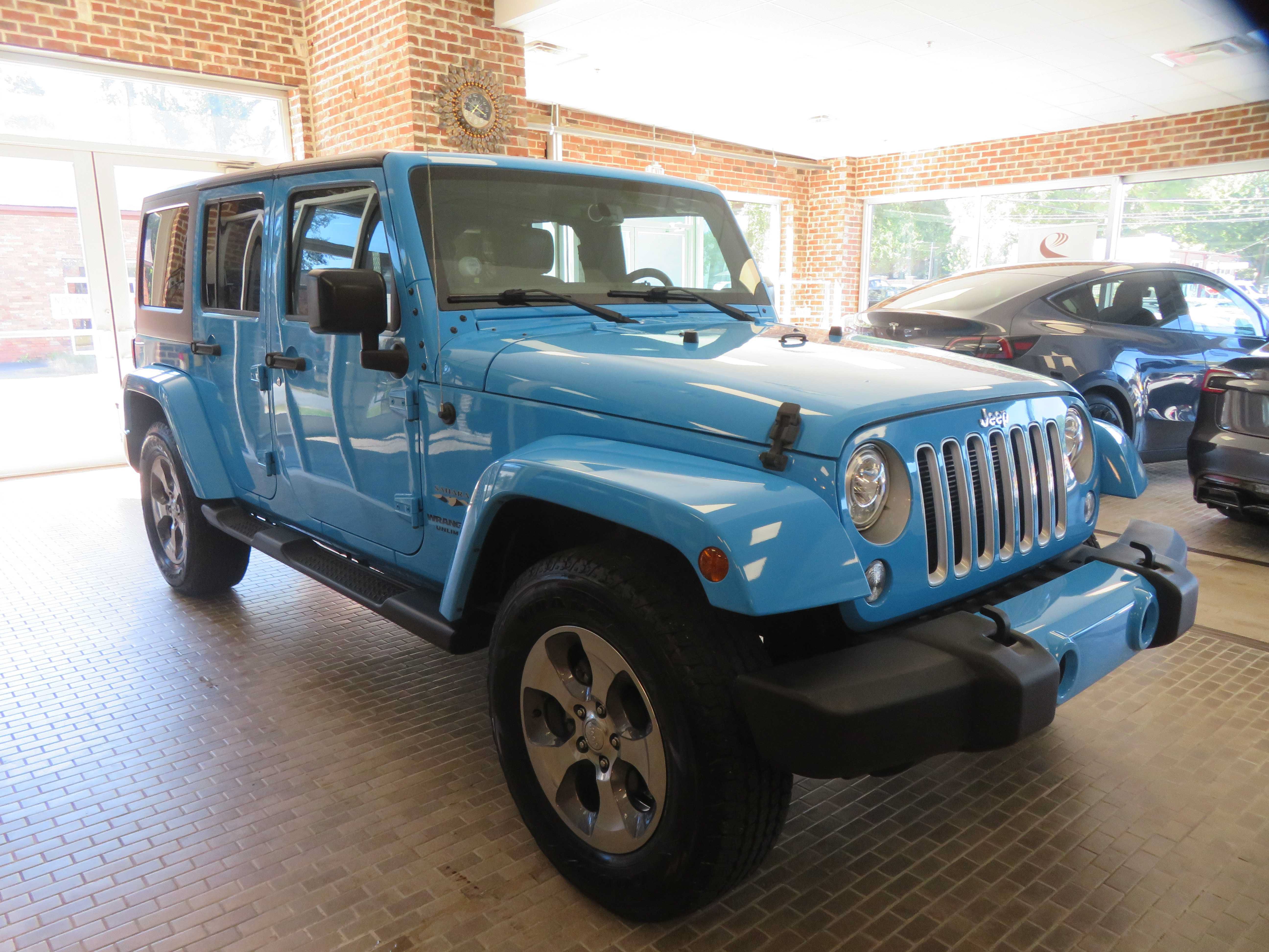 Used 2017 Jeep Wrangler Unlimited Sahara w/ Dual Top Group AWD/4WD image 3