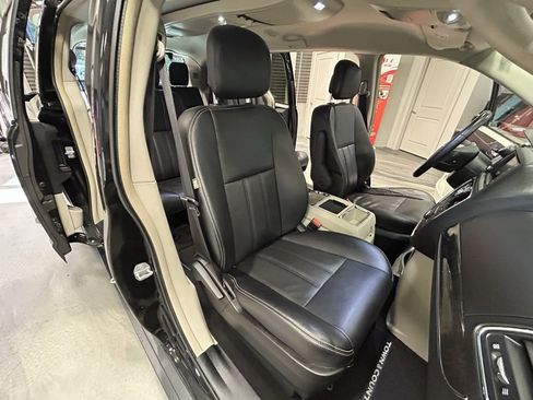 Used 2015 Chrysler Town & Country Touring image 5