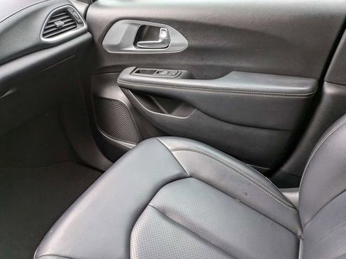 Used 2023 Chrysler Pacifica Touring-L w/ S Appearance Package FWD image 17