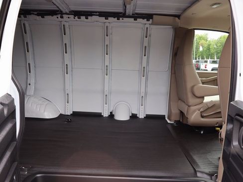 New 2025 Chevrolet Express 3500 Work Van w/ Chrome Appearance Package image 25