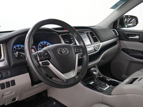 Used 2019 Toyota Highlander XLE FWD image 27