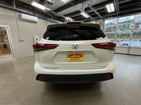 Used 2021 Toyota Highlander LE FWD image 4