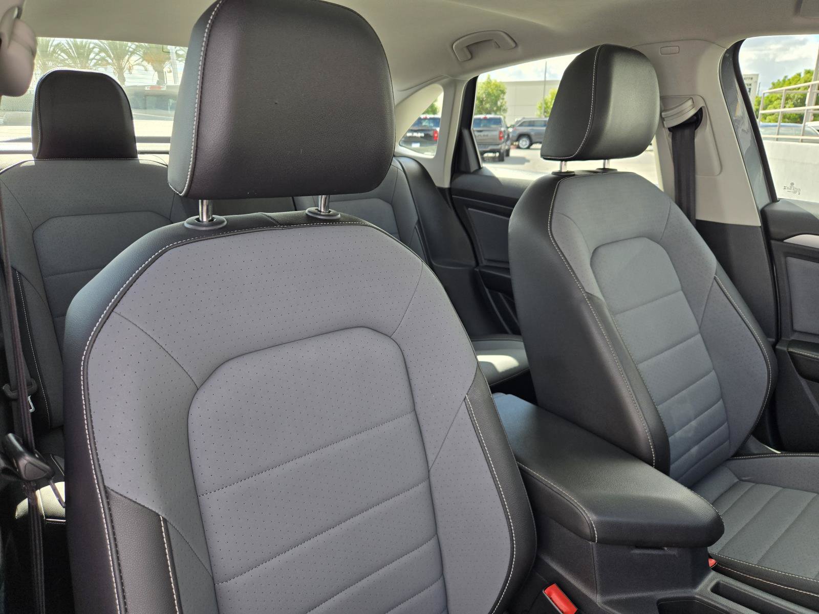 Used 2025 Volkswagen Jetta SE FWD image 31