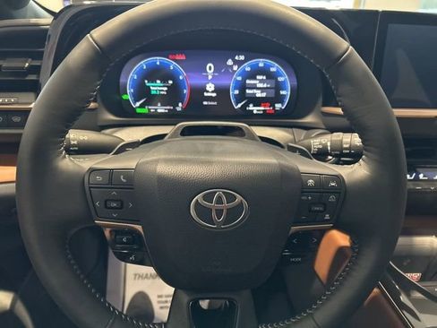 Used 2025 Toyota Crown Signia w/ Advanced Technology Package image 10