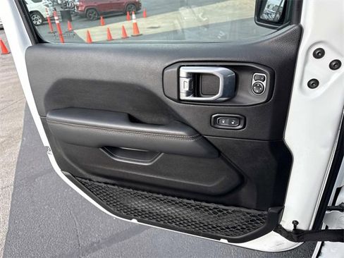 Used 2022 Jeep Wrangler Unlimited Rubicon w/ Xtreme Recon 35" Tire Package image 9