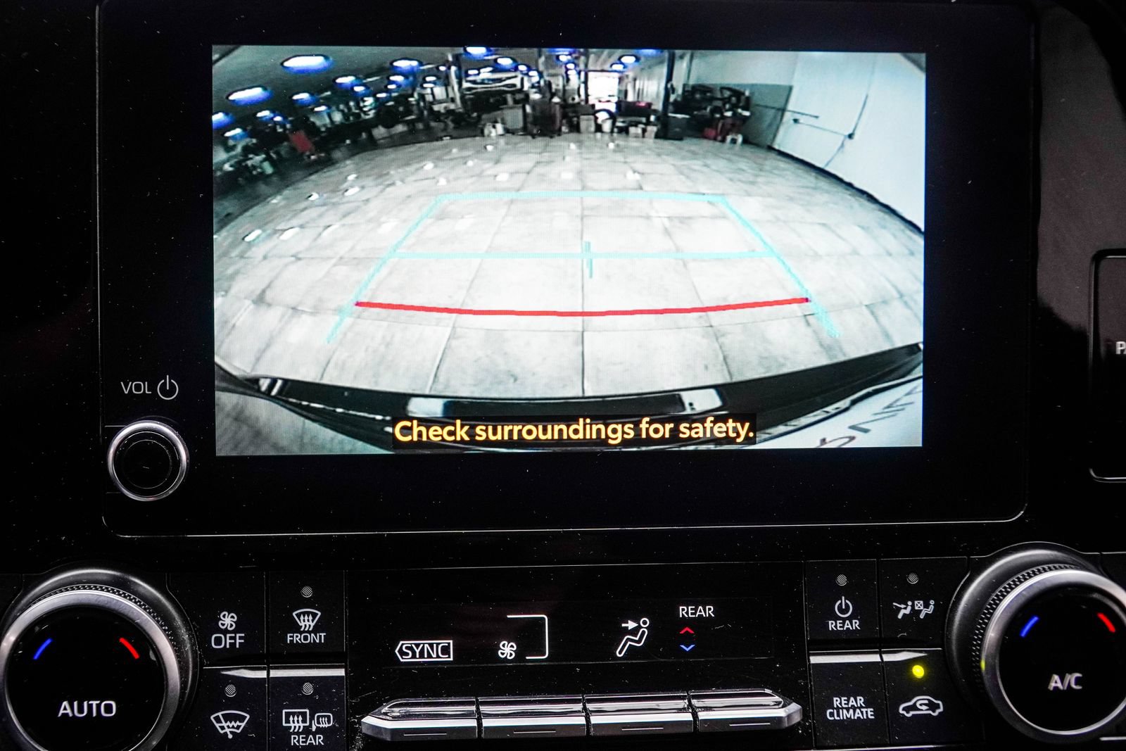 Used 2025 Toyota Highlander LE FWD image 27