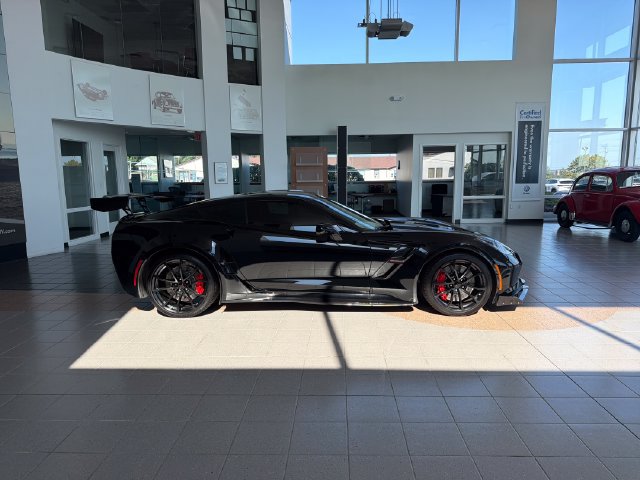 Used 2019 Chevrolet Corvette Grand Sport w/ Carbon Flash Badge Package RWD image 2
