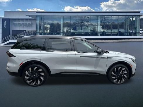 New 2026 Lincoln Nautilus Reserve w/ Jet Appearance Package AWD/4WD image 9