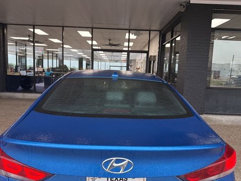 Used 2017 Hyundai Elantra Limited w/ Limited Tech Package 04 FWD image 4