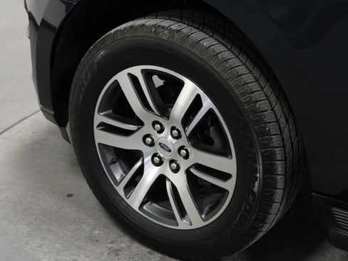 Used 2024 Ford Expedition XLT image 10