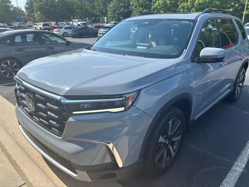 Used 2025 Honda Pilot Touring image 2