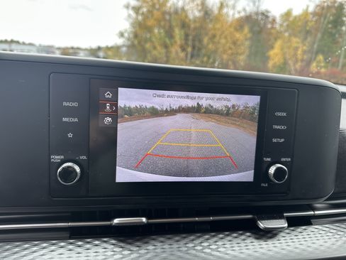 Used 2023 Kia Carnival LX image 27